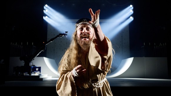 Annina Machaz als Jesus in Sancta.