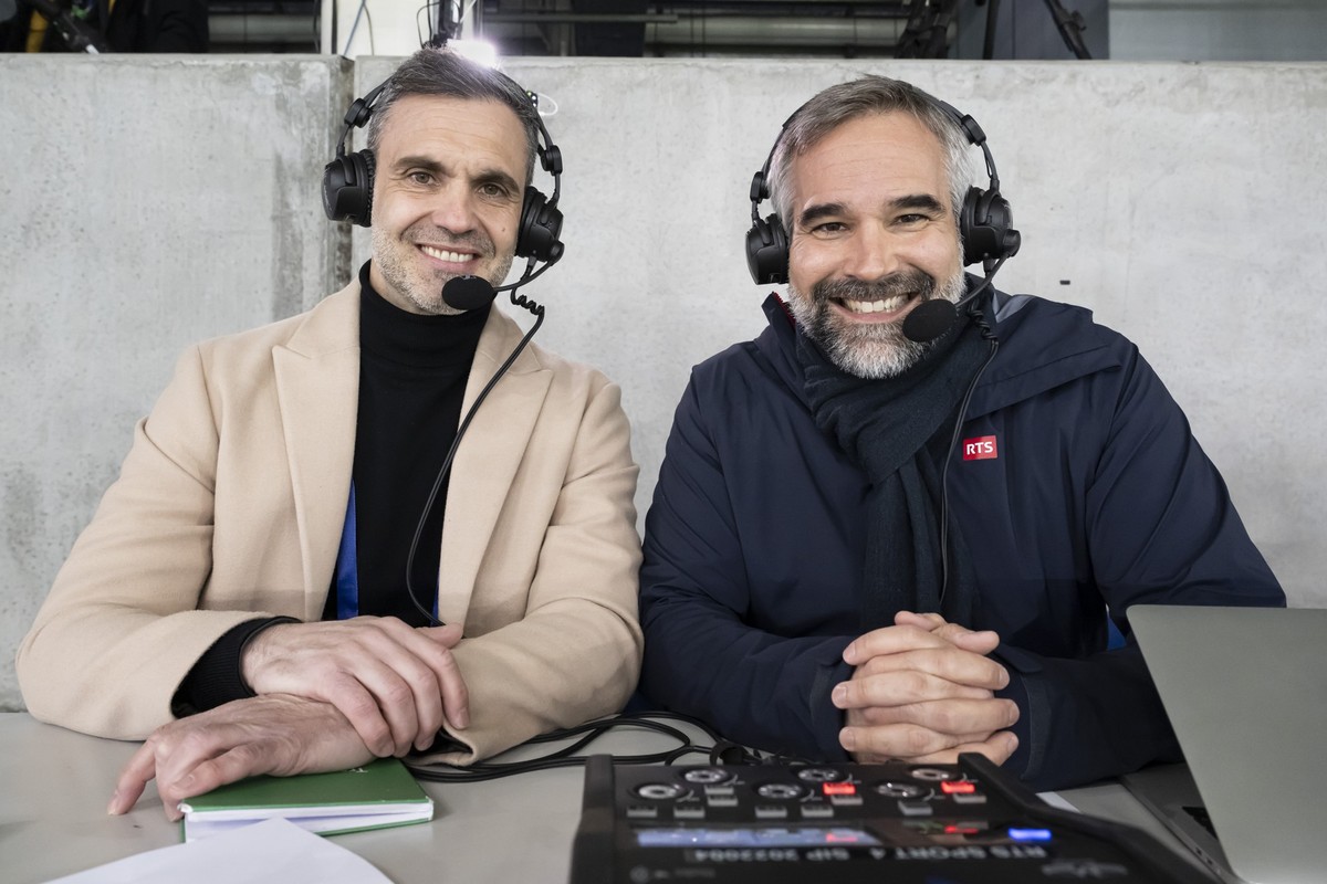 Le nouveau consultant de l'equipe de Suisse masculine pour la RTS, Leonard Thurre (ancien footballeur international), a gauche, et le commentateur TV pour la RTS David Lemos, a droite, prennent l ...