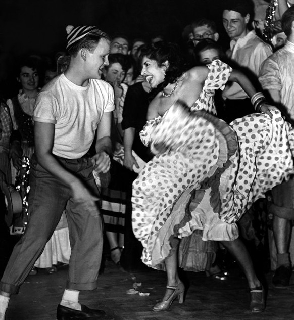 A couple dancing at the Chelsea Arts Ball. January 1950. (Photo by Mirrorpix via Getty Images)