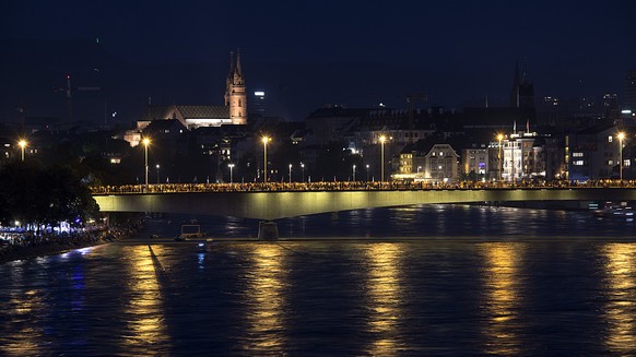 Spectators expect the fireworks on the crowded Johanniter bridge in Basel, Switzerland, on the eve of Switzerland&#039;s national holiday, on Thursday, July 31, 2014. (KEYSTONE/Georgios Kefalas)