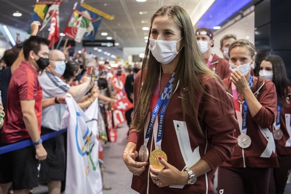 Belinda Bencic (Gold im Tennis-Einzel und Silber im Doppel) freut sich am Flughafenempfang in Zuerich, aufgenommen am Montag. 2. August 2021. (KEYSTONE/Ennio Leanza)