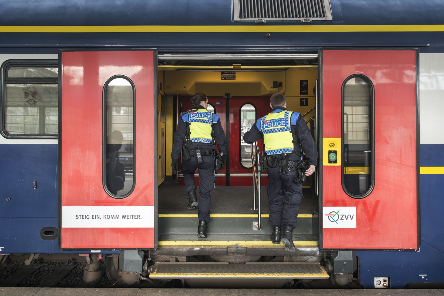 ZUR ARBEIT DER SBB TRANSPORTPOLIZEI STELLEN WIR IHNEN HEUTE, 11. MAERZ 2015, DAS FOLGENDE NEUE BILDMATERIAL ZUR VERFUEGUNG --- Officers of the Swiss Federal Railways transport police get on a S-Bahn c ...