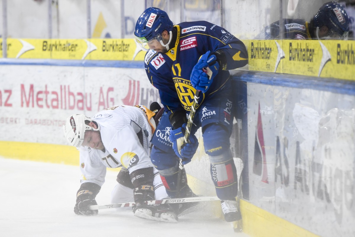 Davos' Aaron Palushaj, rechts, gegen Servettes Tanner Richard, beim Eishockey-Qualifikationsspiel der National League zwischen dem HC Davos und dem Geneve-Servette HC, am Dienstag, 11. Februar 20 ...