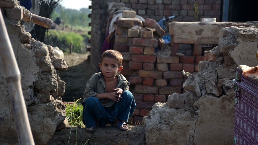 epa10145179 People affected by floods wait for relief in Hyderabad, Sindh province, Pakistan, 29 August 2022. According to the National Disaster Management Authority (NDMA) on 27 August, flash floods  ...