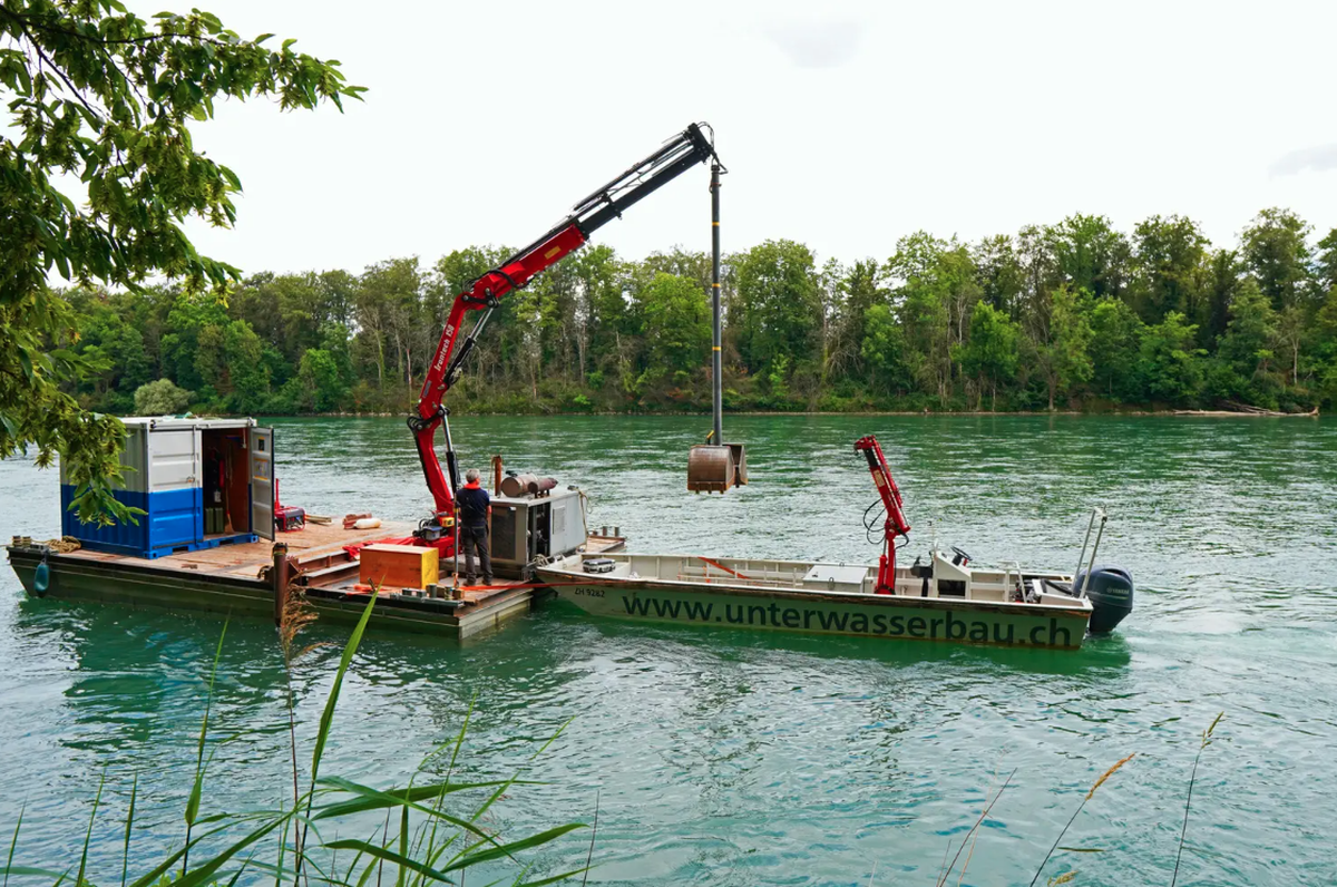Des excavatrices sur ponton situées sous la centrale nucléaire de Beznau ont excavé quelque 800 mètres cubes de matériaux au cours des dernières semaines.