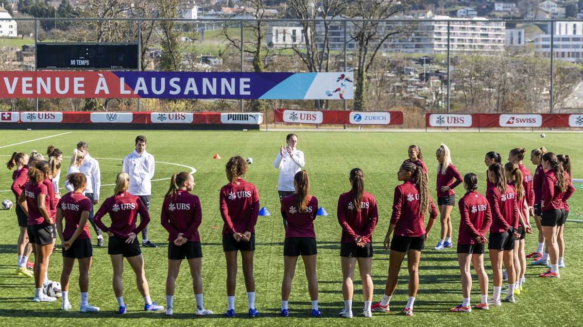 epa12789467 Switzerland's head coach Rafel Navarro speaks to the players during a training session of the Swiss women's national team in Lausanne, Switzerland, 02 March 2026. Switzerland fac ...