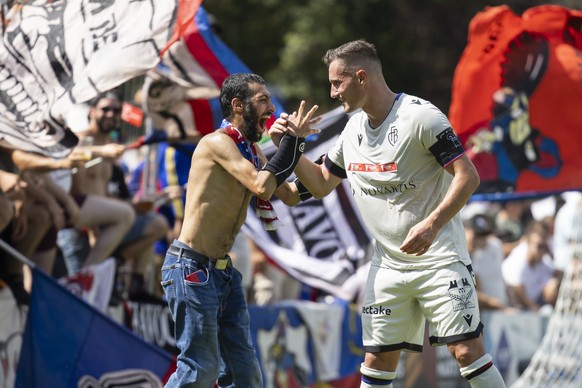 Basels Taulant Xhaka, rechts, klatscht nach einem Tor der Basler mit einem Fan ab, in der ersten Hauptrunde des Schweizer Fussball Cups zwischen dem FC Saint-Blaise und dem FC Basel, auf dem Sportplat ...