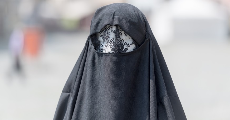 ZUR MELDUNG, DASS DER NATIONALRAT AM DIENSTAG, 27. SEPTEMBER 2016, DEM VERBOT VON BURKAS IN DER SCHWEIZ MIT 88 ZU 87 STIMMEN ZUGESTIMMT HAT, STELLEN WIR IHNEN FOLGENDES ARCHIVBILD ZUR VERFUEGUNG - Ein ...