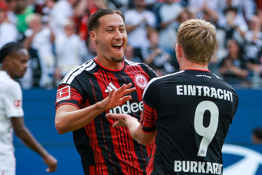 Fu�ball 1. Bundesliga - Eintracht Frankfurt - SC Freiburg am 19.09.2026 im Deutsche Bank Park in Frankfurt Jubel, Torjubel, Torschuetze, Torsch�tze Younes Ebnoutalib Frankfurt 11 jubelt nach seinem To ...