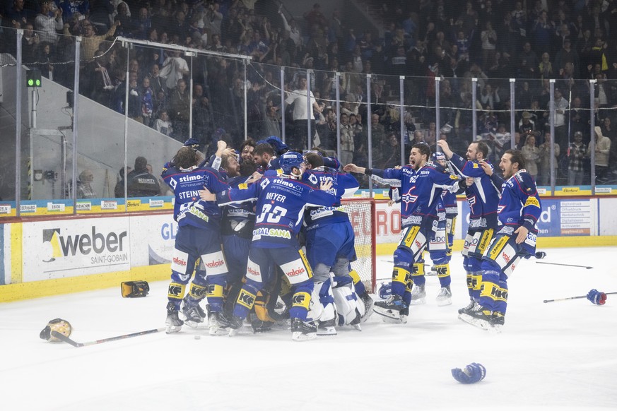 Die Spieler von Kloten jubeln nach ihrem Sieg im fuenften Eishockey Playoff-Finalspiel der Swiss League zwischen den EHC Kloten und dem EHC Olten am Mittwoch 20. April 2022, in der stimo arena in Klot ...