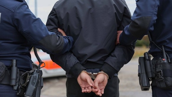 Festnahme St.Gallen Polizei Verhaftung Handschellen