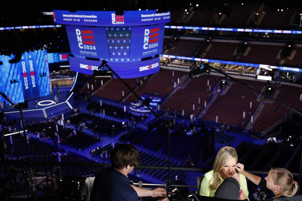 epa11554663 A news anchor preps to be on camera at the United Center ahead of the Democratic National Convention (DNC) in Chicago, Illinois USA, 18 August 2024. The Democratic National Convention is d ...