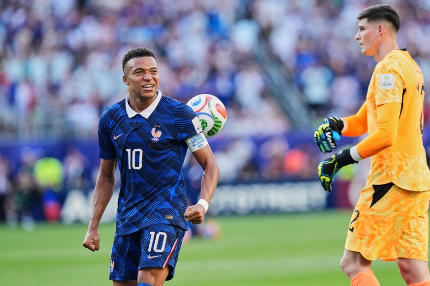 Paraguay goalkeeper Orlando Gill (12) throws the ball at France's Kylian Mbappe (10) at the end of the World Cup round of 16 soccer match between Paraguay and France in Philadelphia, Saturday, Ju ...