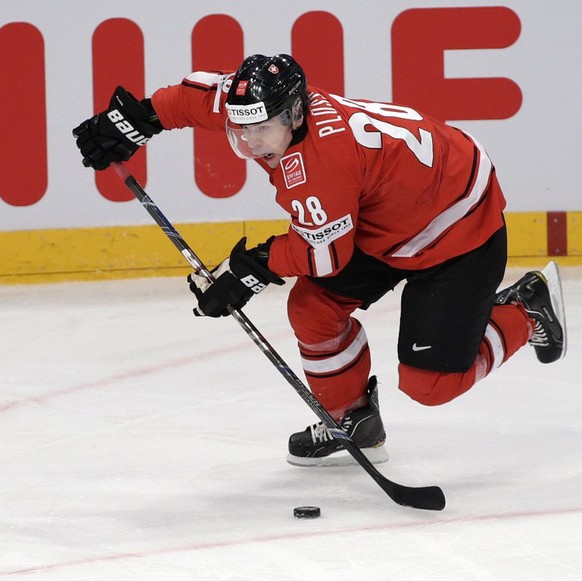 Switzerland&#039;s Martin Pluess controls the puck, during the IIHF Ice Hockey World Championships quarterfinal game Switzerland vs Czech Republic at the Globe Arena in Stockholm, Sweden, on Thursday, ...