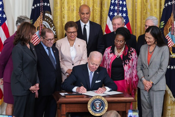 epa09975865 President Joe Biden signs a historic Executive Order to advance effective, accountable policing and strengthen public safety, at the East Room of The White House in Washington, DC, USA, 25 ...