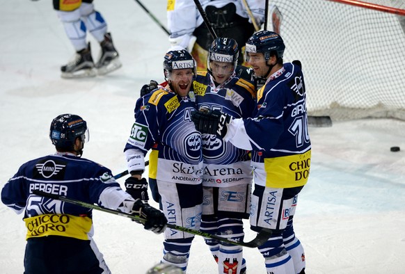 Ambri bejubelt den Siegestreffer durch Cory Emmerton.