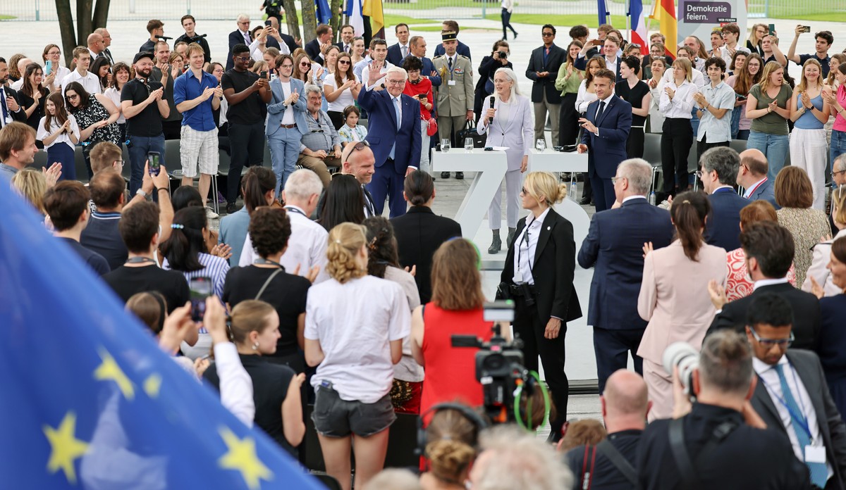 epa11371373 German President Frank-Walter Steinmeier and French President Emmanuel Macron (R) attend the Democracy festival, as part of the '75 years of the Basic Law' celebrations in Berlin ...