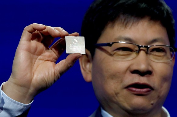 Richard Yu präsentiert einen 5G-Chip von Huawei.