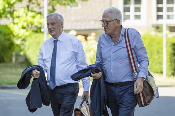 Der ehemalige Raiffeisen Chef Pierin Vincenz, rechts, und Anwalt Lorenz Erni, links, erscheinen anlaesslich der Berufungsverhandlung im Raiffeisen-Prozesses vor dem Zuercher Obergericht in Zuerich, am ...