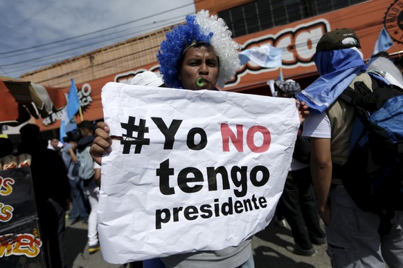 Ein Demonstrant hält ein Banner: «Ich habe keinen Präsidenten».