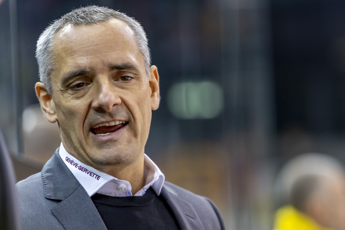 Geneve-Servette's Head coach Jan Cadieux (GSHC) talks to his players, during a National League regular season game of the Swiss Championship between Geneve-Servette HC, GSHC, and HC Ambri-Piotta, ...