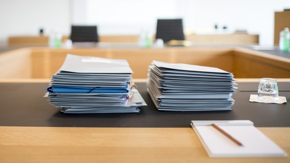 Akten liegen auf dem Tisch im Stadtratssaal, anlaesslich der ersten Stadtratssitzung der Stadt Winterthur im Superblock, aufgenommen am Mittwoch, 12. August 2015 in Winterthur. Der neue Stadtratssaal  ...