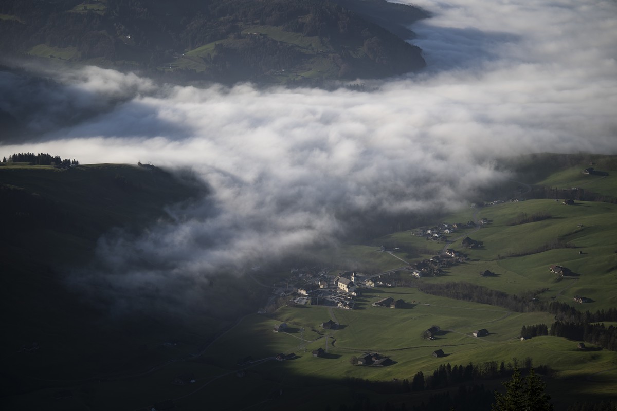 Blick auf Bruelisau im Nebel, bei herbstlichem Wetter, am Montag, 4. November 2024, in Bruelisau. (KEYSTONE/Gian Ehrenzeller)