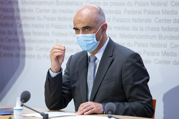 Bundesrat Alain Berset spricht waehrend einer Medienkonferenz nach einem Treffen mit der Konferenz der kantonalen Gesundheitsdirektorinnen und -direktoren (GDK) zur aktuellen Situation der Coronavirus ...