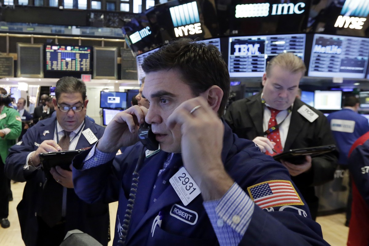 Specialist Robert Tuccilo, center, work at his post on the floor of the New York Stock Exchange, Thursday, Jan. 5, 2017. Stocks are opening mostly lower on Wall Street after several retailers reported ...