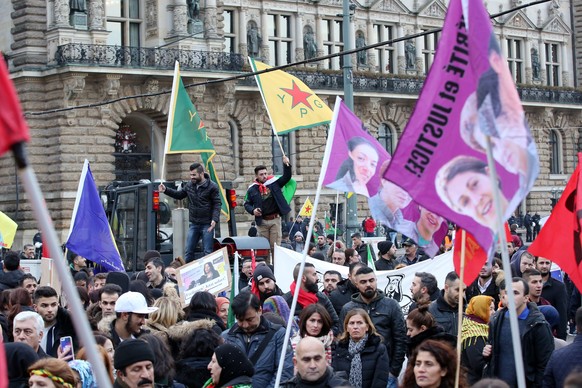 epa05617803 People with flags, posters and banners demonstrate against the arrests of MPs of the pro-Kurdish Peoples&#039; Democratic party HDP in Turkey in front of the townhall in Hamburg, Germany,  ...