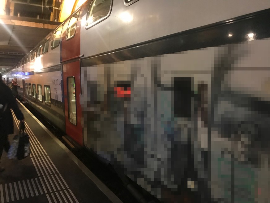 Versprayter Intercity im Bahnhof Bern. Das Bild wurde verpixelt, damit das «Werk» nicht erkennbar ist.&nbsp;