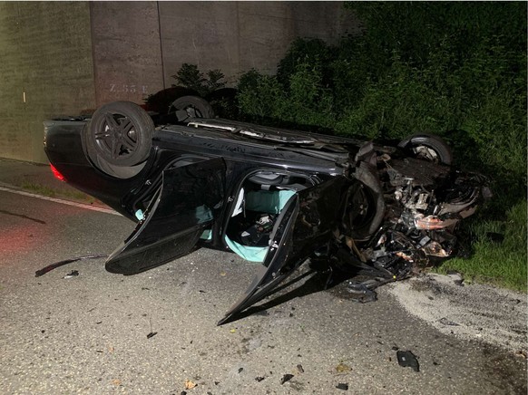 Auto überschlägt sich in Oensingen