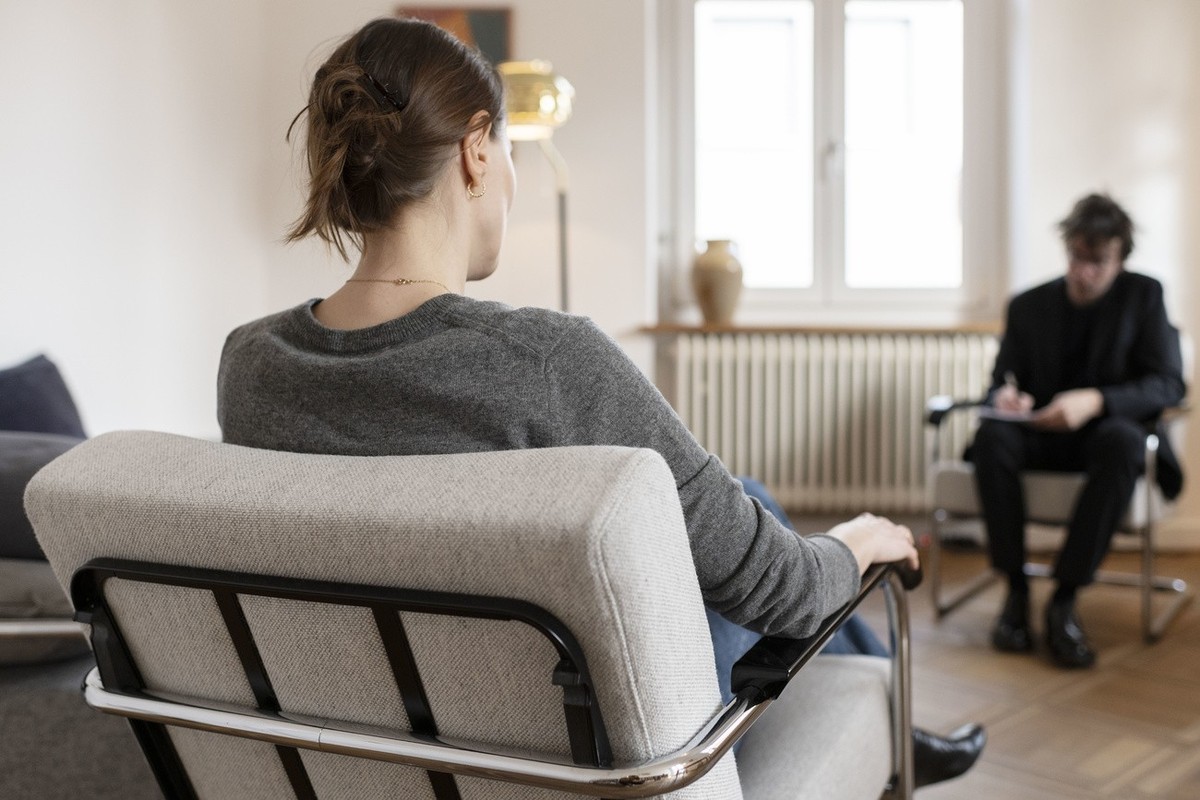 [Gestellte Aufnahme] Ein Psychotherapeut, rechts, therapiert eine Klientin in seiner Praxis, aufgenommen am 21. Februar 2020 in Zuerich. (KEYSTONE/Christian Beutler)