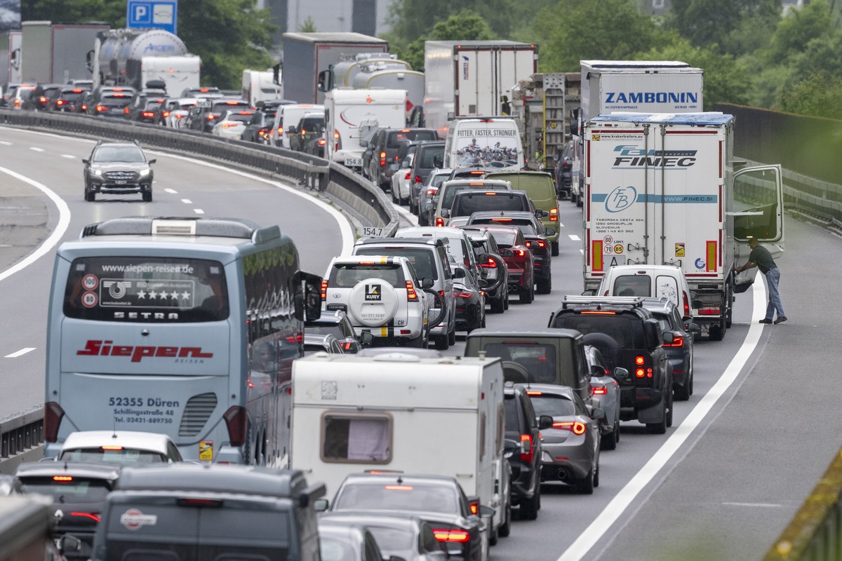 Der Feiertags Reiseverkehr auf der Autobahn A-2 vor dem Gotthardtunnel zwischen Goeschenen und Erstfeld in Richtung sueden staut sich bei Erstfeld auf mehrere Kilometer laenge, am Mittwoch, 28. Mai 20 ...