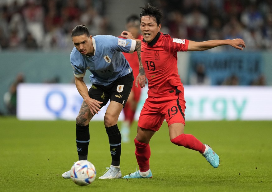 Uruguay&#039;s Darwin Nunez, left, duels for the ball with South Korea&#039;s Kim Young-gwon during the World Cup group H soccer match between Uruguay and South Korea, at the Education City Stadium in ...