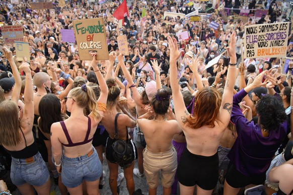 Des femmes manifestent lors d'une manifestation de la greve des femmes / greve feministe, 30 ans apres la premiere greve des femmes en Suisse, ce lundi 14 juin 2021 a Lausanne. (KEYSTONE/Laurent ...