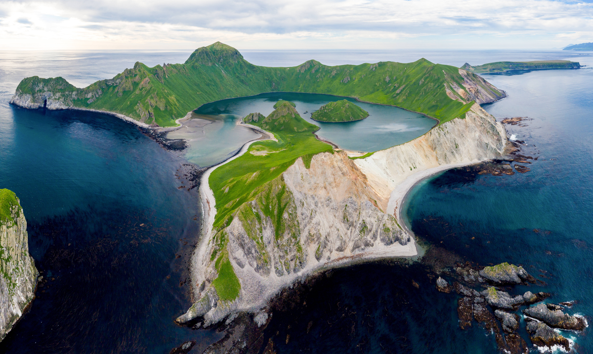 Ein Blick auf die Insel Yankicha und ihren Vulkankrater: Yankicha gehört zu den südlichen Kurilen-Inseln.