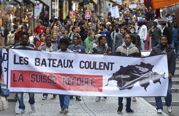 Des personnes manifestent contre les renvois Dublin des requerants d&#039;asile lors d&#039;une manifestation organise par le &quot;Collectif R&quot; ce mardi 15 septembre 2015 a Lausanne. Depuis 6 mo ...