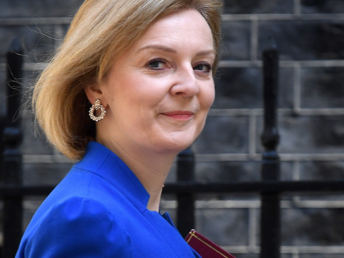 epa10000028 British Foreign Secretary Liz Truss arrives at 10 Downing Street for a cabinet meeting in London, Britain, 07 June 2022. British Prime Minister Boris Johnson has survived a 'vote of n ...