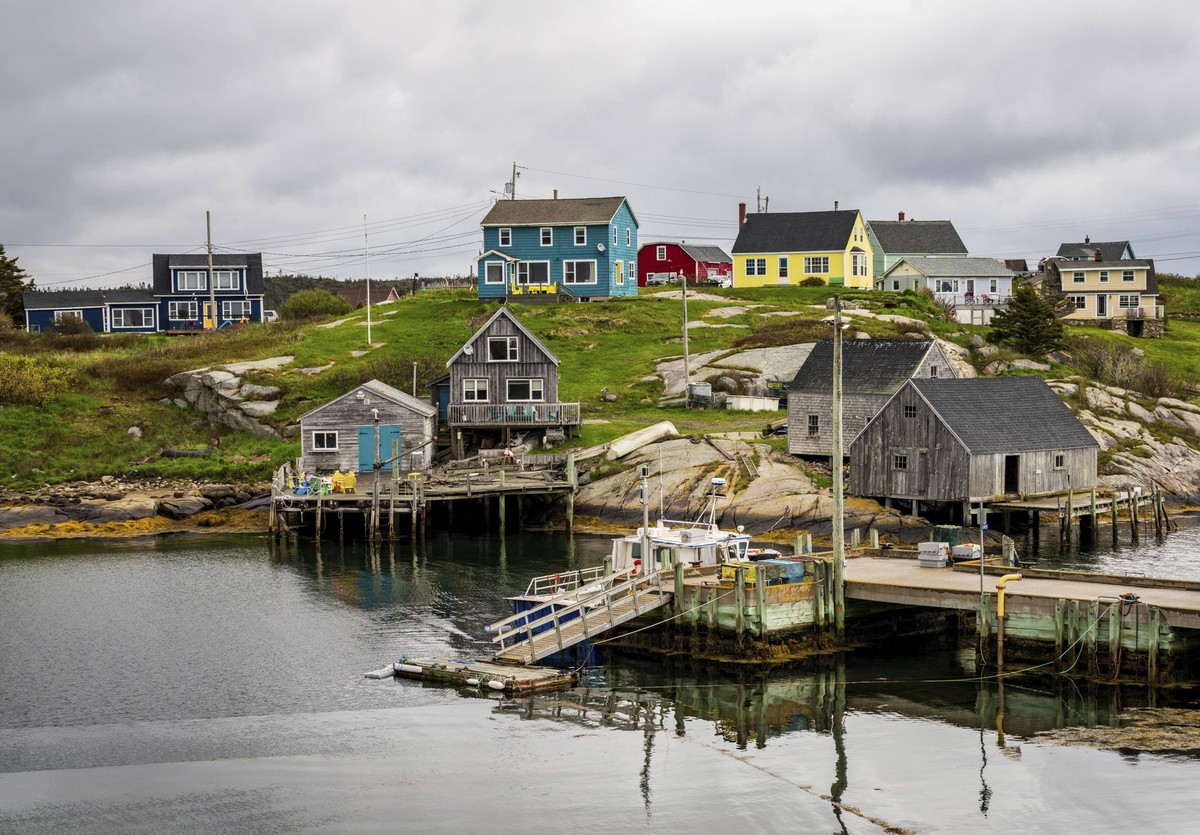 Regen hält Touristen vom Hafen von Peggys Cove in der Nähe von Halifax in Nova Scotia, Kanada, fern Rain keeps tourists away from the harbour of Peggys Cove near Halifax in Nova Scotia, Canada Copyrig ...