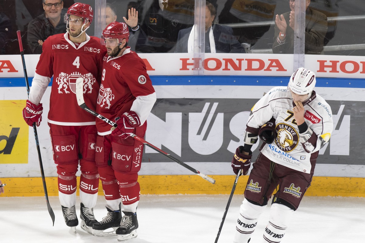 Le defenseur lausannois Petteri Lindbohm, gauche, et l'attaquant lausannois Torrey Mitchell, centre, celebrent le 4eme but devant la deception du l’attaquant genevois Floran Douay, droite, lors d ...