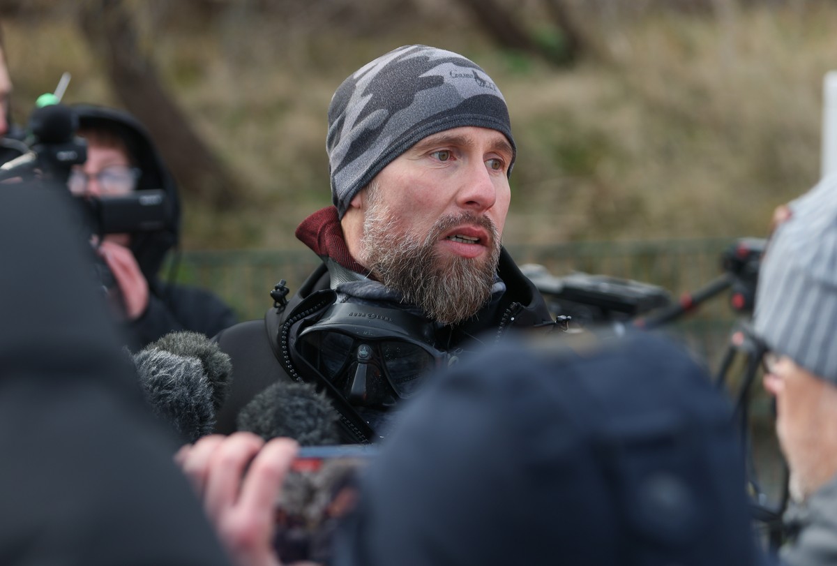 epa12850375 Marine biologist Robert Marc Lehmann talks to the media near a beached whale lying in the waters of the Baltic Sea near Niendorf harbor in Timmendorfer Strand, Germany, 26 March 2026. The  ...