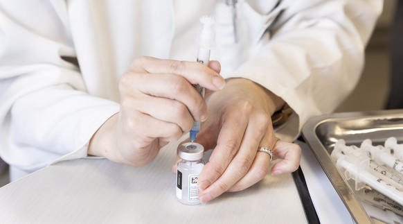 epa09082705 Pharmacist Mia Yu fills syringes with a COVID-19 vaccine developed by the company Moderna at a pop-up vaccination site in the Elmhurst neighborhood in the Queens borough of New York, New Y ...