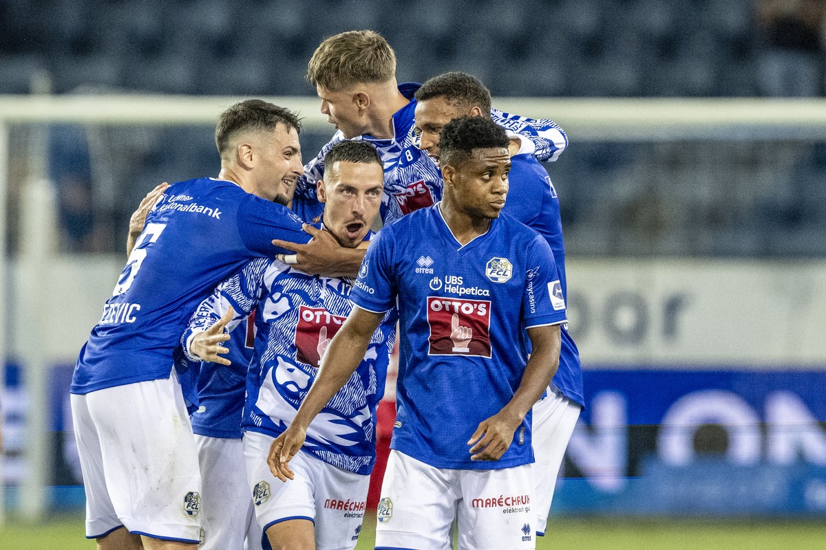 Die Spieler von Luzern feiern den Sieg nach dem Super League Meisterschaftsspiel zwischen dem FC Luzern und dem FC Sion vom Samstag, 3. August 2024 in Luzern. (KEYSTONE/Urs Flueeler)