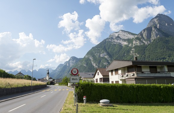 Blick auf den Ortseingang des Dorfes Mels, aufgenommen am Sonntag, 7. Juni 2015, in Mels. Die Bundesanwaltschaft hat im Zusammenhang mit den FIFA-Ermittlungen den Sportrechtevermarkter Kentaro AG mit  ...