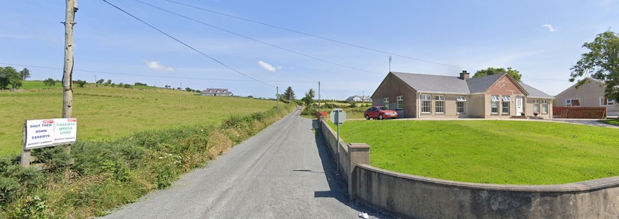 Keelogs, Inishowen.  Right: infected house, left: the demand to boycott Cassidy.