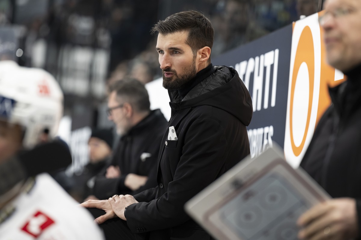Lugano Cheftrainer Luca Gianinazzi reagiert im ersten Eishockey Playoff Viertelfinal Spiel der National League zwischen dem HC Fribourg Gotteron und dem HC Lugano, am Samstag, 16. Maerz 2024, in der B ...