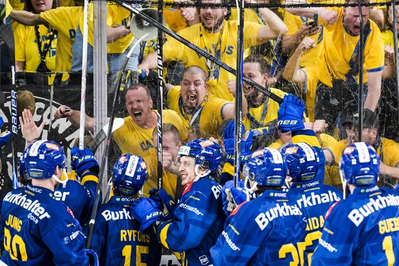 Die Davoser vor ihren Fans nach dem Finaleinzug beim fuenften Eishockey Playoff Halbfinalspiel der National League zwischen HC Davos (HCD) und ZSC Lions (ZSC), am Sonntag, 12. April 2026, in der zonda ...