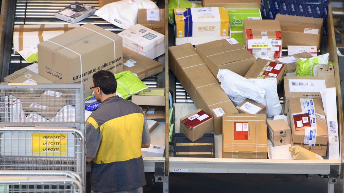 Un employe de la poste suisse trie des paquets ce mardi 20 septembre 2016 au centre colis de Daillens, Vaud. La Poste a equipe le centre colis de Daillens d'une installation de tri supplementaire ...