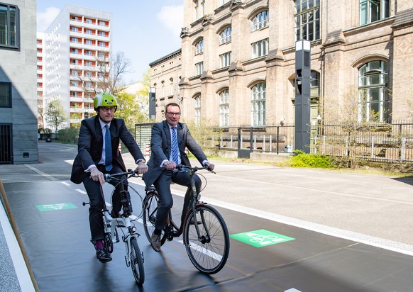 epa07493937 Minister of Transport Andreas Scheuer (L) and Chairman of the General German Bicycle Clubs (ADFC) (R) ride bicycles during a presentation of results of the 2018 ADFC Bicycle Climate Test a ...